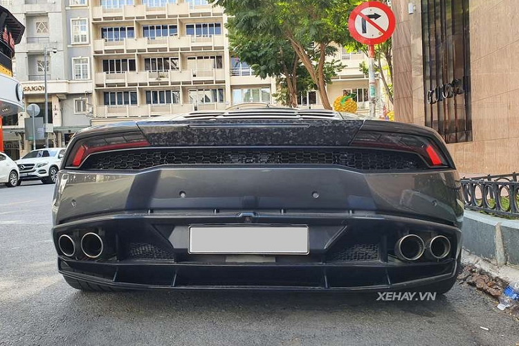 Nhìn chung, dù đã được sử dụng hơn 6 năm, ngoại thất và nội thất của Lamborghini Huracan LP610-4 chính hãng đầu tiên tại Việt Nam đều trông rất mới.