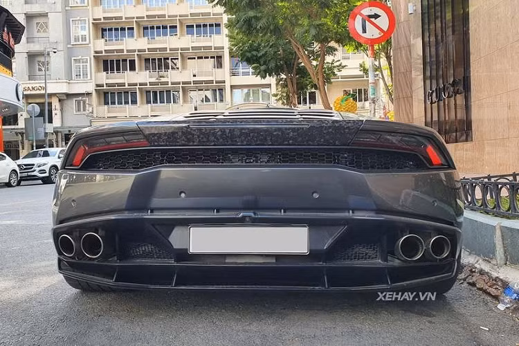 Nhìn chung, dù đã được sử dụng hơn 6 năm, ngoại thất và nội thất của Lamborghini Huracan LP610-4 chính hãng đầu tiên tại Việt Nam đều trông rất mới.