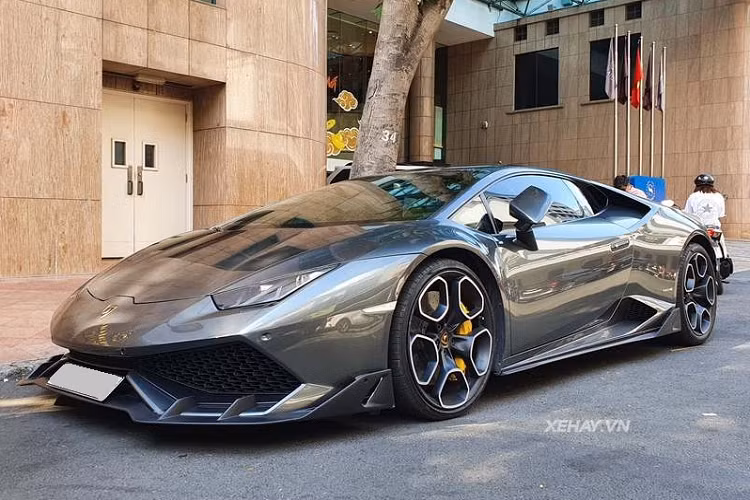 Ngoài ra, đây cũng chính là chiếc Lamborghini Huracan LP610-4 chính hãng đầu tiên về nước (cuối năm 2015). Trải qua hơn 6 năm có mặt ở Việt Nam, siêu xe thể thao vẫn giữ nguyên màu sơn xám nguyên bản.