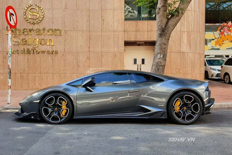 Tuy nhiên, vào năm 2017, chiếc Lamborghini Huracan màu hiếm này đã được độ lại bộ bodykit chính hãng có giá 22.500 USD (khoảng 522 triệu đồng).