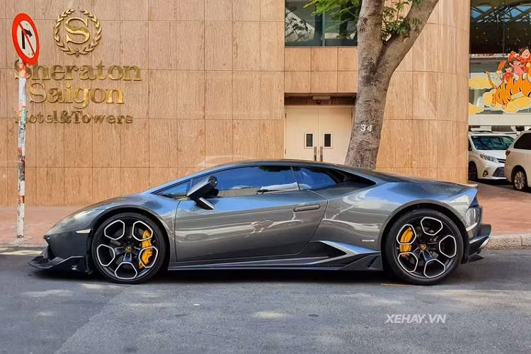 Tuy nhiên, vào năm 2017, chiếc Lamborghini Huracan màu hiếm này đã được độ lại bộ bodykit chính hãng có giá 22.500 USD (khoảng 522 triệu đồng).