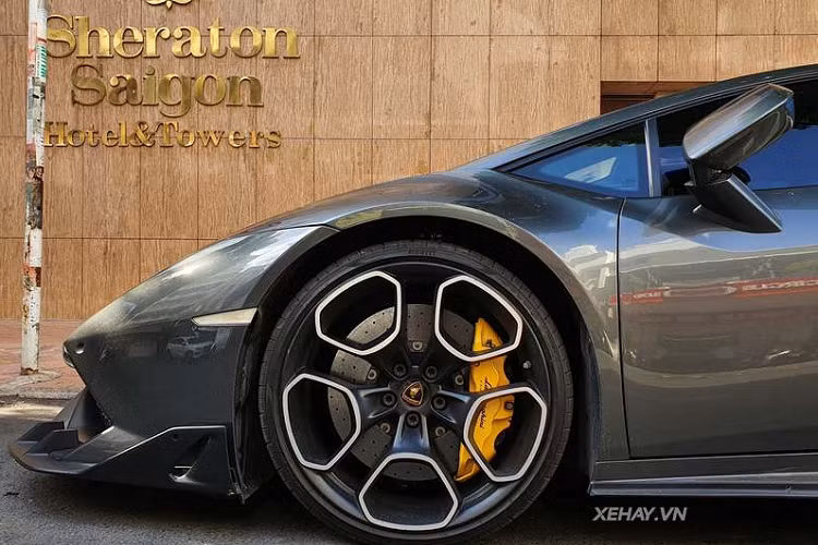 Ngoài ra, diện mạo xe còn được tô điểm thêm nhờ các bánh xe đa chấu sơn đen viền trắng thay thế cho mâm màu bạc nguyên bản, đi kèm là cùm phanh màu vàng tương phản, nổi bật trên nền xám của thân xe. Cách phối màu tương tự cũng được tìm thấy trong cabin xe.