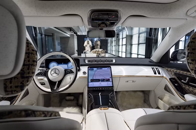 Với tinh thần này, chiếc Mercedes-Maybach S-Class siêu sang đã được sửa đổi, cá nhân hóa rất nhiều về màu sắc cũng như các chi tiết trang trí lấy cảm hứng mạnh mẽ từ thời trang. ﻿Ngoại thất xe được sơn hai tông màu, phần trên được sơn màu xanh nước biển sẫm, phần dưới được sơn màu vàng hồng đặc biệt. Ngoài ra, bộ mâm đặc biệt của S-Class Maybach cũng được sơn màu xanh giống tông màu kết hợp ở phần trên của xe.