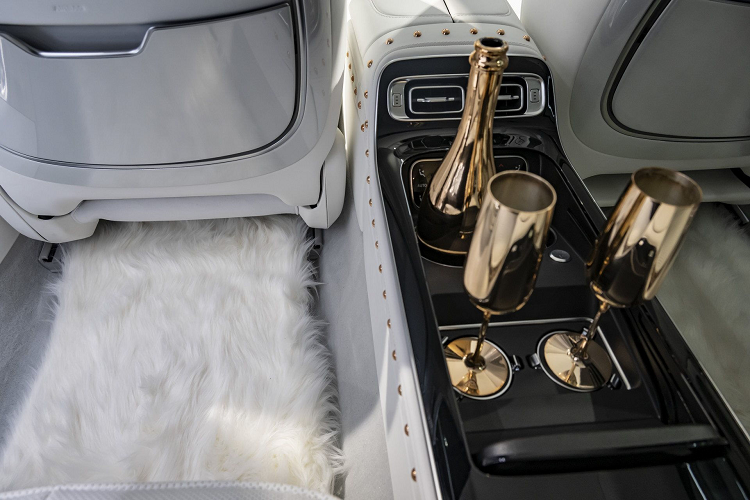 Xe được trang bị bảng táp-lô được trang bị các tấm sơn mài và được hoàn thiện với các đường chỉ vàng hồng, phù hợp với điểm nhấn trên bảng điều khiển trung tâm. Các chi tiết như tựa ghế, trần xe, phần dưới của bảng điều khiển đều được bọc da với họa tiết cách điệu từ chính logo ngôi sao ba cánh của xe.