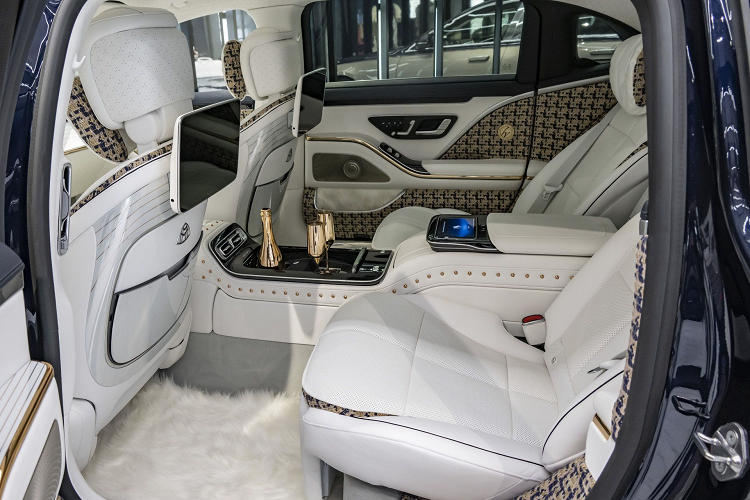 Mercedes-Benz cũng đã trang trí cho lớp lông giả màu trắng bọc trong các hộc cửa, thảm lót và các tấm thảm sàn xe giúp tăng độ sang trọng cho chiếc sedan hàng đầu. Thậm chí, phiên bản này cũng đã được chỉnh sửa về cả giao diện kỹ thuật số của hệ thống thông tin giải trí MBUX. Đồ họa được cập nhật để đem lại cảm giác về một bầu không khí như sàn catwalk với các điểm nhấn màu vàng hồng trên tất cả các menu và xung quanh nút trang chủ luôn hiển thị trên màn hình cảm ứng trung tâm.