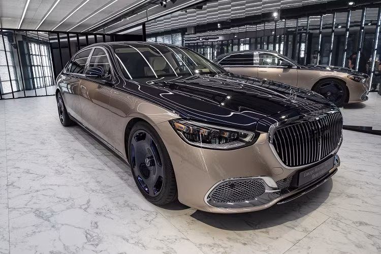 Thương hiệu Mercedes-Benz cho biết họ sẽ tung chiếc xe này ra thị trường vào đầu năm 2023 dưới dạng một phiên bản giới hạn nghiêm ngặt, không xác định giá cả, số lượng sản xuất. Có thể chắc chắn rằng Mercedes-Maybach S-Class Haute Voiture bản giới hạn này sẽ được phát triển dựa trên dòng xe mạnh mẽ nhất S680 để có thể đem tới cảm giác sang trọng, đồng thời đảm bảo trải nghiệm một cách toàn diện nhất cho những người đã lựa chọn phiên bản giới hạn này.