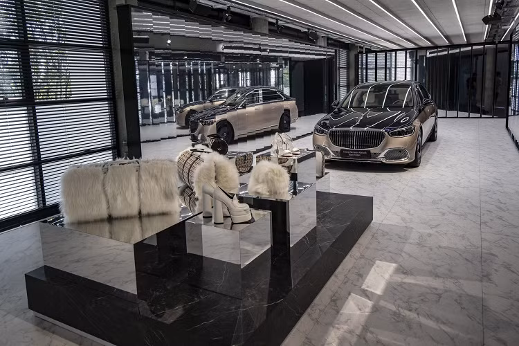 Đi kèm với chiếc xe còn có rất nhiều phụ kiện thời trang được đặt làm riêng. Chiếc xe đi kèm với một bộ túi hành lý có kích thước khác nhau và hai bộ trang phục hoàn toàn thủ công được tạo ra từ cùng một chất liệu được sử dụng trong nội thất của S-Class. Hiện tại chiếc xe này đang được trưng bày dưới dạng một mẫu Concept, tuy nhiên hiện dường như mẫu xe đã ở trong trạng thái sẵn sàng sản xuất khi mọi trang bị trên xe đều đã được phát triển một cách hoàn thiện.