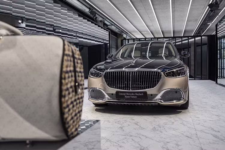 Menu lựa chọn hồ sơ có hình bông hoa mộc lan tươi và các hạt lấp lánh, màn hình chính có các đám mây lấp lánh lấp lánh không có trong các mẫu Maybach thông thường. Hơn nữa, mỗi người dùng có thể tạo ảnh hồ sơ Haute Voiture của riêng mình bằng cách chọn giữa 12 hình đại diện khác nhau.