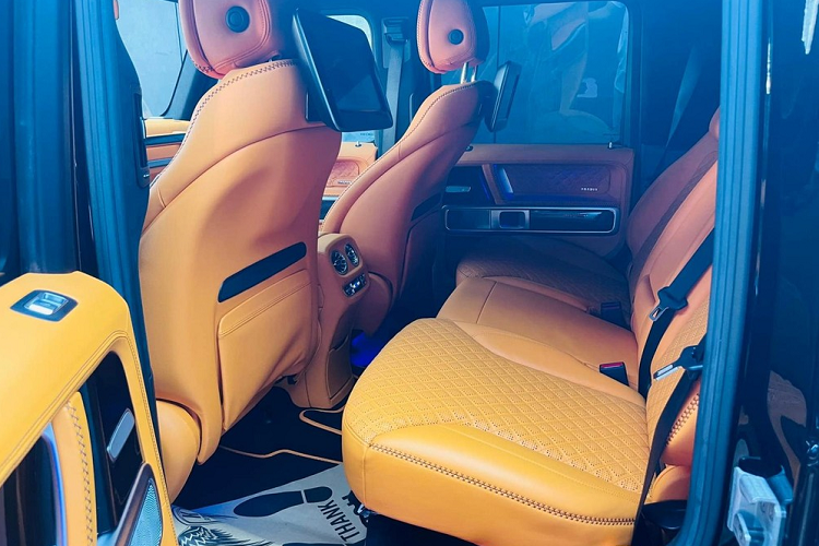 Chưa hết, logo ngôi sao ba cánh quen thuộc trên lưới tản nhiệt với các thanh nan dọc đã được thay bằng chữ B, logo của nhà độ xe Brabus. Phần nắp capô của xe SUV Brabus 800 Widestar được làm lại với 2 khe hốc gió cực lớn, phù hợp cho trái tim của xe đã được độ lại công suất.