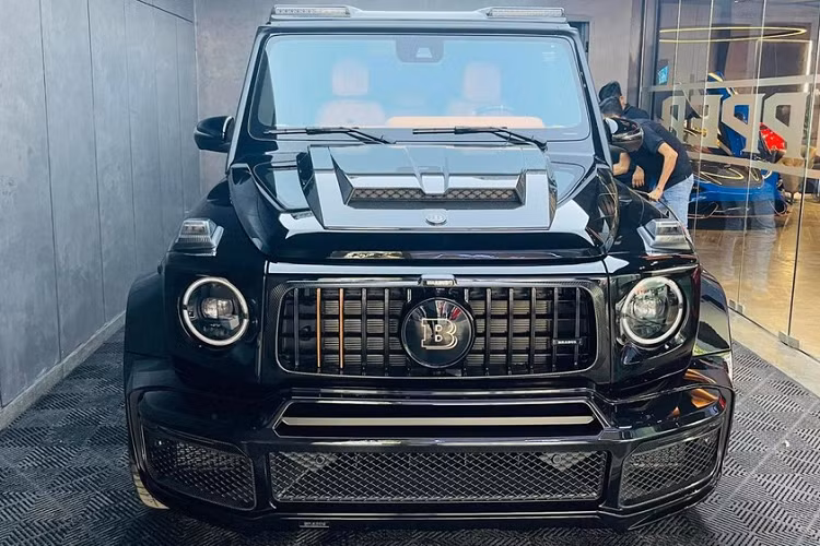 Quá trình tìm hiểu, chúng tôi còn biết được có dưới 10 chiếc SUV hạng sang Brabus 800 Widestar độc đáo xuất hiện tại dải đất hình chữ S với ngoại thất và trong khoang lái đều được nâng cấp lại, chưa hết, động cơ V8, dung tích 4.0 lít, tăng áp kép của xe nhiều khả năng cũng được chọn gói "thông nòng" công suất lên con số khủng 789 mã lực.