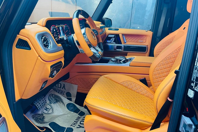 Chiếc SUV hạng sang Brabus 800 Widestar trong bài viết này sở hữu màu sơn đen bóng rất cơ bản của dòng xe được mệnh danh là "ông vua địa hình" này nhưng bản độ Brabus mới là điểm nhấn bao gồm hốc gió trước được làm lại với các khe gió mở rộng và tích hợp thêm dải đèn LED. Nhà độ Brabus chơi khá sang khi trang bị thêm 2 đèn LED công suất lớn gắn trên nóc xe Brabus 800 Widestar.