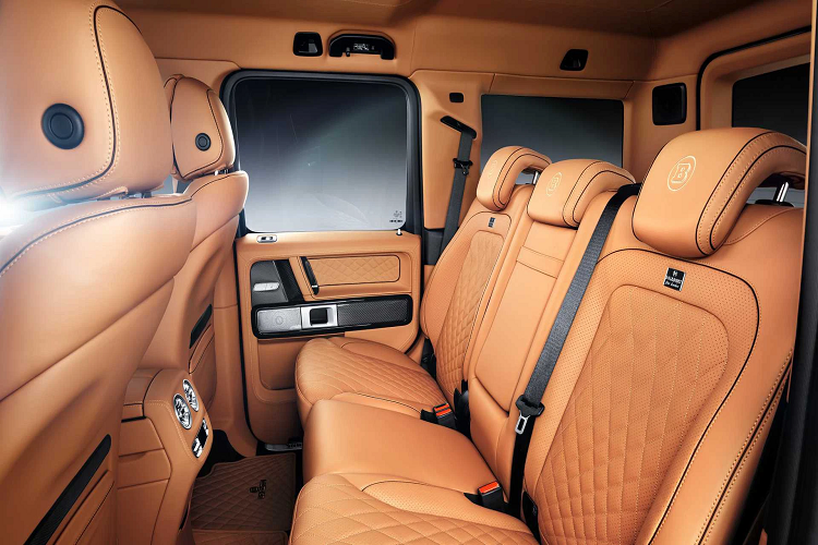 Bên hông xe Brabus 800 Widestar có thêm các hốc gió hầm hố và đuôi xe xuất hiện thêm cánh gió đuôi trên mui xe cũng như khuếch tán mới. Cuối cùng là việc chiếc xe Brabus 800 Widestar của đại gia Việt này có bộ mâm 10 chấu đơn được sơn 2 tông màu đối lập là đen và bạc y hết chiếc Brabus G V12 900 chỉ có 10 chiếc trên toàn thế giới của Cristiano Ronaldo.