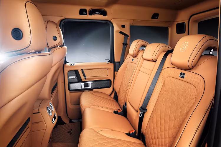 Bên hông xe Brabus 800 Widestar có thêm các hốc gió hầm hố và đuôi xe xuất hiện thêm cánh gió đuôi trên mui xe cũng như khuếch tán mới. Cuối cùng là việc chiếc xe Brabus 800 Widestar của đại gia Việt này có bộ mâm 10 chấu đơn được sơn 2 tông màu đối lập là đen và bạc y hết chiếc Brabus G V12 900 chỉ có 10 chiếc trên toàn thế giới của Cristiano Ronaldo.