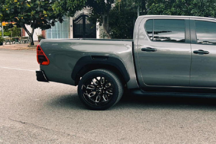 Toyota Hilux trong bài viết thuộc phiên bản facelift (nâng cấp giữa vòng đời) được ra mắt Việt Nam vào tháng 8/2020 với 4 phiên bản gồm 2.4L 4x2 MT, 2.4L 4x2 AT, 2.4L 4x4 MT và 2.8L 4x4 AT Adventure. Chiếc xe độ thuộc bản cao nhất. Động cơ của xe là loại máy dầu 2.8L tăng áp, cho ra công suất 201 mã lực và mô-men xoắn 500 Nm. Đi kèm với đó là hộp số tự động 6 cấp và hệ dẫn động 4 bánh.