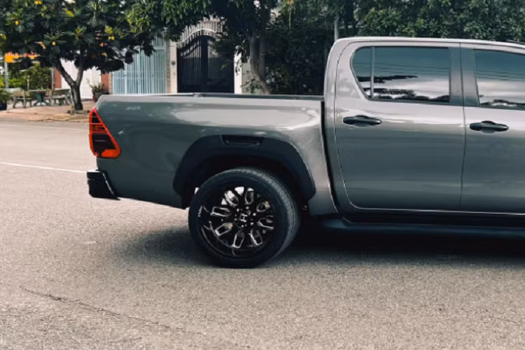 Toyota Hilux trong bài viết thuộc phiên bản facelift (nâng cấp giữa vòng đời) được ra mắt Việt Nam vào tháng 8/2020 với 4 phiên bản gồm 2.4L 4x2 MT, 2.4L 4x2 AT, 2.4L 4x4 MT và 2.8L 4x4 AT Adventure. Chiếc xe độ thuộc bản cao nhất. Động cơ của xe là loại máy dầu 2.8L tăng áp, cho ra công suất 201 mã lực và mô-men xoắn 500 Nm. Đi kèm với đó là hộp số tự động 6 cấp và hệ dẫn động 4 bánh.