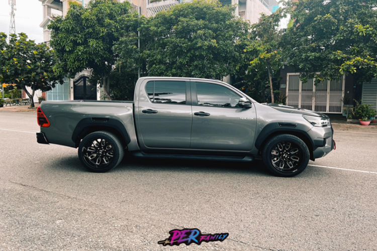 Chưa hết, phần nắp capo, ốp gương được thay bằng loại carbon giúp giảm trọng lượng và mang lại vẻ hầm hố cho xe. Một điểm đáng chú ý đó là hệ thống treo nguyên bản đã được thay thế bằng loại của hãng Pro-Plus, có thể nâng/hạ. Tuy nhiên, để điều chỉnh độ cao cần phải đưa lên cầu nâng thay vì thông qua nút bấm hay điện thoại như loại treo khí nén.