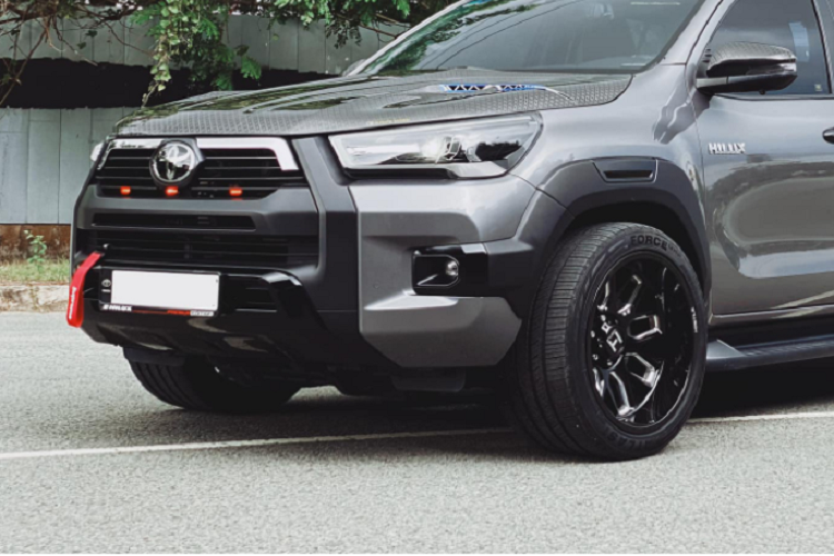 Theo chia sẻ của xưởng độ, chủ nhân chiếc Toyota Hilux hàng độc này muốn giảm khoảng sáng gầm của xe nhằm cải thiện cảm giác lái, hạn chế độ nghiêng do trọng tâm cao. Các hạng mục khác cũng nhận được nâng cấp bao gồm hệ thống lọc gió, ống xả, phanh và chip cảm biến chân ga giúp tăng độ nhạy. Mặc dù vậy, công suất của xe vẫn giữ nguyên so với ban đầu.