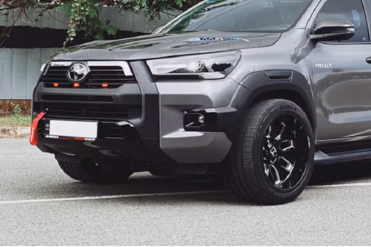 Theo chia sẻ của xưởng độ, chủ nhân chiếc Toyota Hilux hàng độc này muốn giảm khoảng sáng gầm của xe nhằm cải thiện cảm giác lái, hạn chế độ nghiêng do trọng tâm cao. Các hạng mục khác cũng nhận được nâng cấp bao gồm hệ thống lọc gió, ống xả, phanh và chip cảm biến chân ga giúp tăng độ nhạy. Mặc dù vậy, công suất của xe vẫn giữ nguyên so với ban đầu.