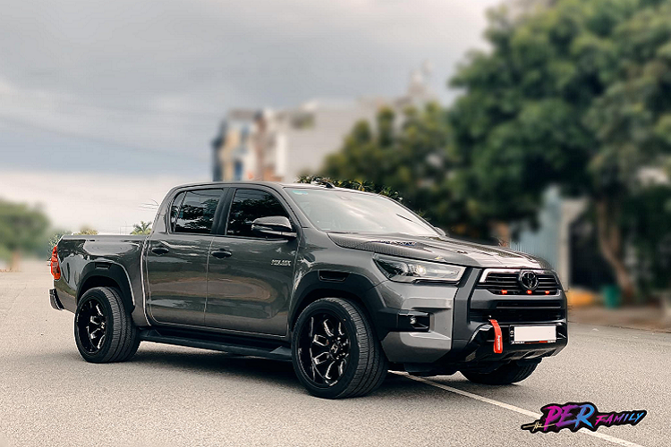 Một xưởng độ có tiếng tại TP. HCM mới đây đã chia sẻ những hình ảnh của một chiếc Toyota Hilux độ bắt mắt. Cũng giống như nhiều chiếc bán tải tại TP. HCM được độ hạ gầm trong thời gian gần đây, chiếc này cũng được chủ xe hạ thấp gầm xuống để trở nên khác biệt và nổi bật giữa đám đông.