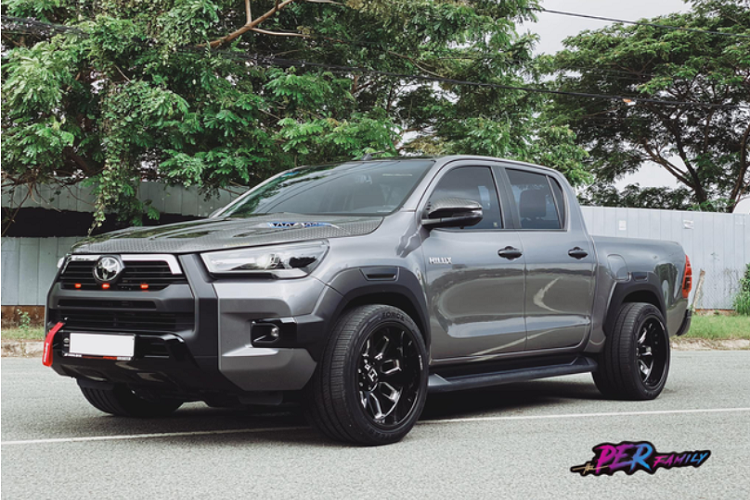 Theo chia sẻ của hãng độ, tổng số tiền mà chủ xe phải bỏ ra để lột xác chiếc Toyota Hilux là khoảng 300 triệu đồng và mất khoảng 1 tuần để hoàn thiện (chưa bao gồm thời gian đặt đồ về nước). Chiếc bán tải này cũng hoàn toàn có thể về trạng thái "zin" khi cần thiết.