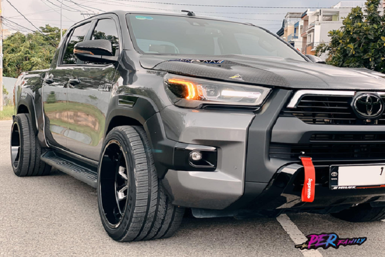 Ngoại thất của chiếc Toyota Hilux hạ gầm này được thay bộ vành hoàn toàn mới, kích thước lên tới 20 inch thay vì 18 inch nguyên bản. Thay đổi này giúp xe trông hầm hố hơn, đồng thời độ rộng của lốp mới lớn hơn (315/35) sẽ giúp cảm giác lái đầm và chắc hơn. Tuy nhiên, loại lốp này cũng sẽ hạn chế khả năng off-road vốn có của dòng bán tải.