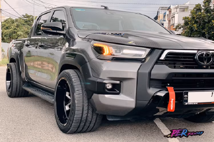 Ngoại thất của chiếc Toyota Hilux hạ gầm này được thay bộ vành hoàn toàn mới, kích thước lên tới 20 inch thay vì 18 inch nguyên bản. Thay đổi này giúp xe trông hầm hố hơn, đồng thời độ rộng của lốp mới lớn hơn (315/35) sẽ giúp cảm giác lái đầm và chắc hơn. Tuy nhiên, loại lốp này cũng sẽ hạn chế khả năng off-road vốn có của dòng bán tải.