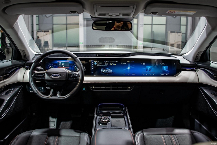 So với thế hệ cũ, xe ngắn hơn 61 mm, hẹp hơn 3 mm, thấp hơn 3 mm và chiều dài cơ sở giảm 5 mm. Nếu như kích thước chỉ thay đổi nhẹ thì thiết kế ngoại thất của Ford Taurus 2022 ở thị trường Trung Đông lại lột xác hoàn toàn. Được áp dụng ngôn ngữ thiết kế "Potential Energy Aesthetics" mới của thương hiệu Mỹ, mẫu sedan này mang trên mình lưới tản nhiệt cỡ lớn với thiết kế dạng vảy, tạo hiệu ứng không gian 3 chiều. Ngoài ra, xe còn có hốc gió trung tâm kéo dài sang hai bên chắn bùn trước.