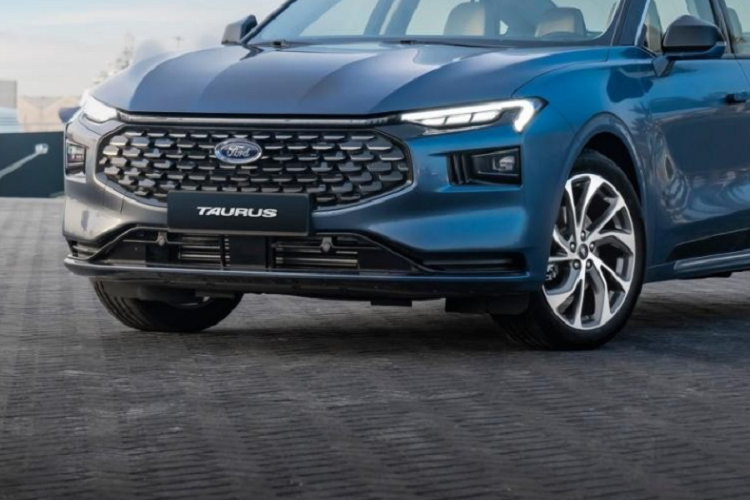 Đằng sau Ford Taurus 2022 là đuôi xe ngắn, tích hợp cánh gió vuốt lên. Bên dưới cánh gió này là cụm đèn hậu LED vắt ngang đuôi xe với tạo hình gợi liên tưởng đến VinFast LUX A2.0. Thêm vào đó là 2 đầu ống xả giả được bao quanh bằng nẹp mạ crôm và bộ khuếch tán gió thể thao. Đáng tiếc là Ford Taurus 2022 dành cho Trung Đông không được trang bị màn hình dài 1,1 m trên mặt táp-lô như Mondeo mới ở Trung Quốc. Thay vào đó, mẫu xe này chỉ được trang bị bảng đồng hồ kỹ thuật số với màn hình 8 inch sau vô lăng và màn hình thông tin giải trí 12,3 inch tương tự phiên bản thấp của Ford Mondeo 2022 tại Trung Quốc.