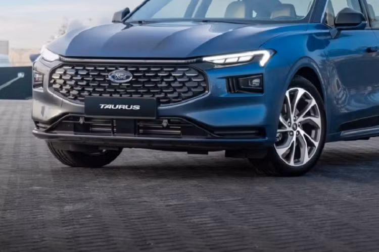 Đằng sau Ford Taurus 2022 là đuôi xe ngắn, tích hợp cánh gió vuốt lên. Bên dưới cánh gió này là cụm đèn hậu LED vắt ngang đuôi xe với tạo hình gợi liên tưởng đến VinFast LUX A2.0. Thêm vào đó là 2 đầu ống xả giả được bao quanh bằng nẹp mạ crôm và bộ khuếch tán gió thể thao. Đáng tiếc là Ford Taurus 2022 dành cho Trung Đông không được trang bị màn hình dài 1,1 m trên mặt táp-lô như Mondeo mới ở Trung Quốc. Thay vào đó, mẫu xe này chỉ được trang bị bảng đồng hồ kỹ thuật số với màn hình 8 inch sau vô lăng và màn hình thông tin giải trí 12,3 inch tương tự phiên bản thấp của Ford Mondeo 2022 tại Trung Quốc.