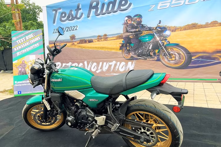 Đây cũng là chi tiết giúp người dùng phân biệt 2 dòng xe này dễ dàng. Hệ thống phanh trên xe sử dụng đĩa phanh kép 300 mm ở phía trước kết hợp cùng đĩa phanh đơn 220 mm phía sau, cả 2 phanh đều tích hợp công nghệ chống bó cứng ABS.