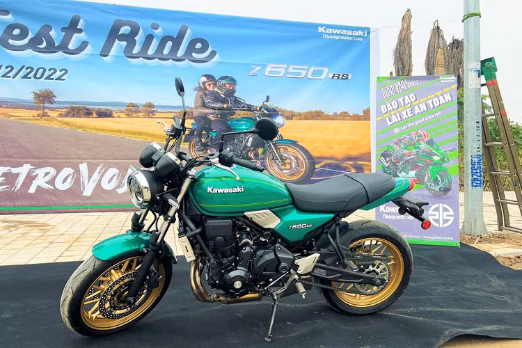 Kawasaki Z650RS 2022 tại Việt Nam có ngoại hình mang đậm phong cách cổ điển, kết hợp với các trang bị hiện đại. Bình xăng thiết kế dạng giọt nước mềm mại, dung tích 12 lít. Thiết kế cụm đầu đèn gần giống với Z900RS, tuy nhiên kích thước nhỏ hơn và có đường cắt đặt giữa đèn thiết kế đơn giản hơn.