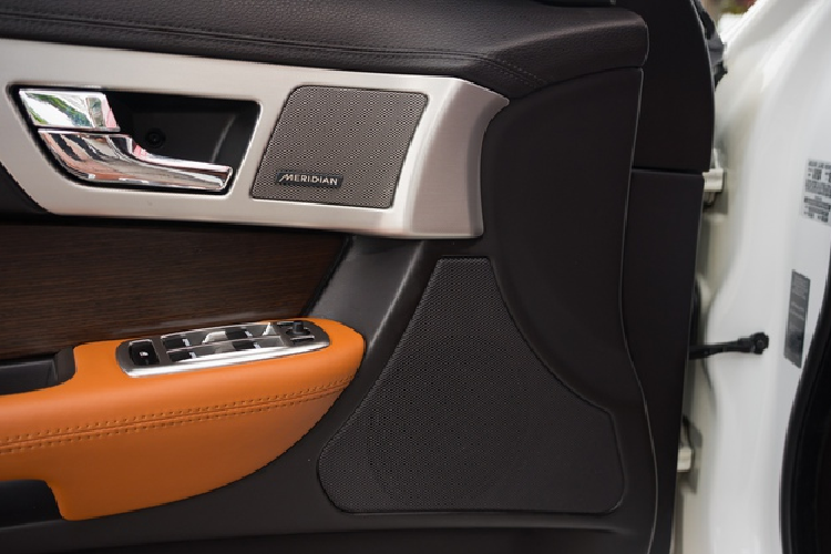 Cụm đồng hồ tốc độ với 2 đồng hồ analog và 1 màn hình LCD hỗ trợ hiển thị thông tin.