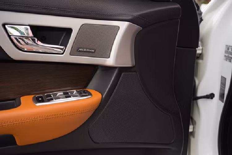 Cụm đồng hồ tốc độ với 2 đồng hồ analog và 1 màn hình LCD hỗ trợ hiển thị thông tin.