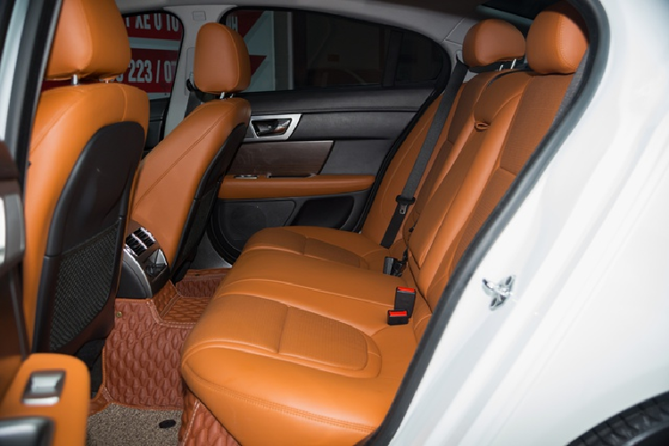 Nội thất sử dụng chất liệu cao cấp như da và gỗ. Vô-lăng 3 chấu bọc da, có khả năng chỉnh điện, tích hợp phím chức năng theo dạng con lăn và phím bấm. Lẫy chuyển số phía sau. Phần ghế ngồi đã được chủ cũ bọc lại với tông màu nâu da bò.