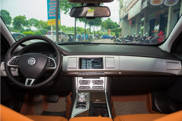 Đuôi xe sở hữu cụm đèn hậu dạng LED và được nối liền với nhau bằng thanh kim loại mạ chrome, ở trên là logo con báo của hãng Jaguar. Hai ống xả đặt đối xứng hai bên. Logo tên phiên bản “XF” được đặt bên trái.