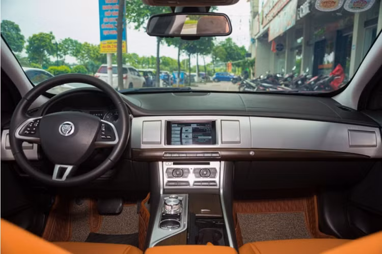 Đuôi xe sở hữu cụm đèn hậu dạng LED và được nối liền với nhau bằng thanh kim loại mạ chrome, ở trên là logo con báo của hãng Jaguar. Hai ống xả đặt đối xứng hai bên. Logo tên phiên bản “XF” được đặt bên trái.