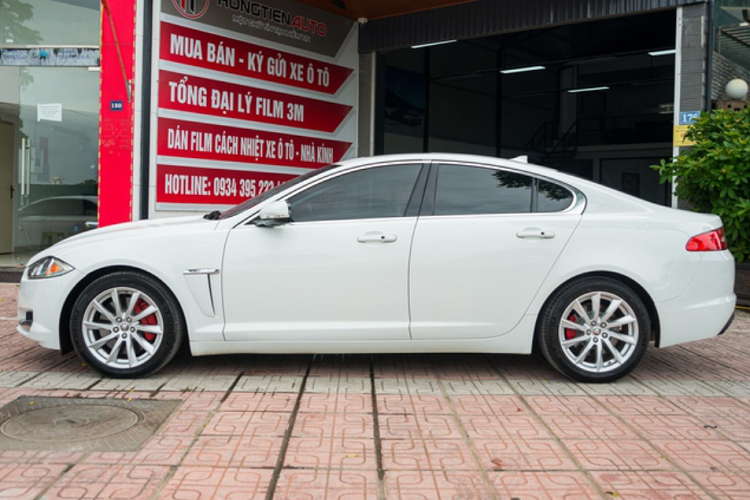 Sức mạnh này được truyền tới 2 bánh trước thông qua hộp số tự động 8 cấp. mức giá xe Jaguar XF 2013 trong bài viết này từng được chào bán 1 tỷ đồng, nhưng do không bán được đã giảm chỉ còn hơn 800 triệu nhưng đến nay vẫn chưa có khách hỏi mua.