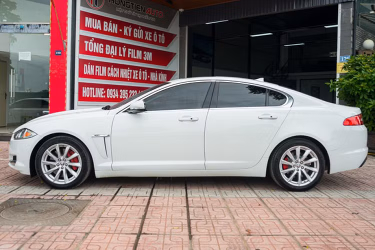 Sức mạnh này được truyền tới 2 bánh trước thông qua hộp số tự động 8 cấp. mức giá xe Jaguar XF 2013 trong bài viết này từng được chào bán 1 tỷ đồng, nhưng do không bán được đã giảm chỉ còn hơn 800 triệu nhưng đến nay vẫn chưa có khách hỏi mua.