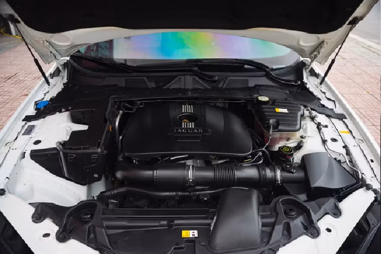 Cung cấp sức mạnh cho Jaguar XF là động cơ 4-xy lanh 2.0 lít turbocharged, cho công suất 240 mã lực.