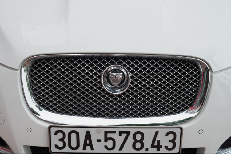 Cần số xoay tự nâng lên khi khởi động xe, 2 cửa gió điều hoà trung tâm xếp bên màn hình cảm ứng 7 inch cũng tự động được gập xuống nếu không có nhu cầu sử dụng. Hệ thống điều hoà 2 vùng độc lập.