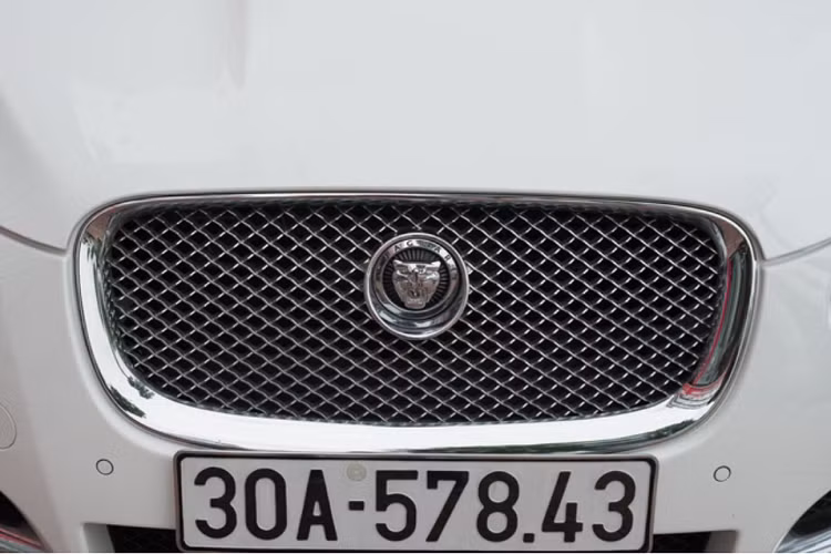 Cần số xoay tự nâng lên khi khởi động xe, 2 cửa gió điều hoà trung tâm xếp bên màn hình cảm ứng 7 inch cũng tự động được gập xuống nếu không có nhu cầu sử dụng. Hệ thống điều hoà 2 vùng độc lập.