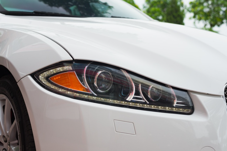 Xe trang bị gương chiếu hậu với chức năng chỉnh điện, sưởi, gập tự động, chống chói, soi đường và chức năng nhớ vị trí. Bộ mâm đa chấu sơn bạc có kích thước 18 inch, ẩn sau là cùm phanh màu đỏ.