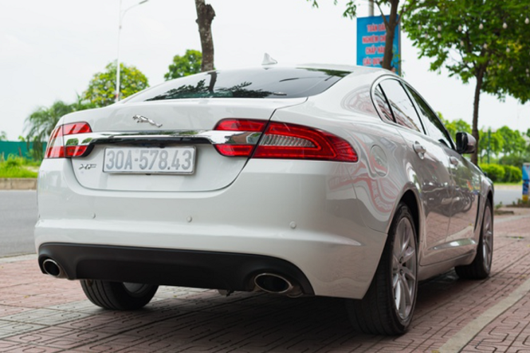 Đầu xe Jaguar XF đời 2013 này được thiết kế tròn trịa, lưới tản nhiệt cỡ lớn với thiết kế bo tròn đặc trưng có gắn logo mặt báo ở giữa. Xe trang bị đèn pha xenon, hệ thống đèn ban ngày hình chữ J mang nét đặc trưng của Jaguar.