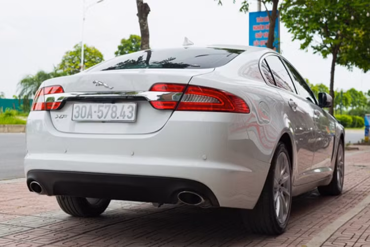 Đầu xe Jaguar XF đời 2013 này được thiết kế tròn trịa, lưới tản nhiệt cỡ lớn với thiết kế bo tròn đặc trưng có gắn logo mặt báo ở giữa. Xe trang bị đèn pha xenon, hệ thống đèn ban ngày hình chữ J mang nét đặc trưng của Jaguar.