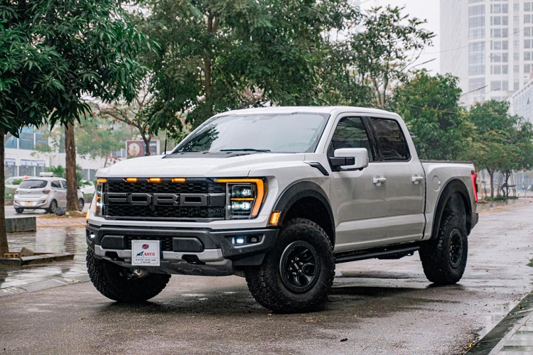 Đây là chiếc Ford F-150 Raptor 2022 mới về nước theo diện nhập khẩu tư nhân và không được phân phối chính hãng. Đây là chiếc đầu tiên được đưa về Việt Nam và cũng là độc nhất tính đến thời điểm hiện tại. Giá xe Ford F-150 Raptor 2022 chưa được tiết lộ, nhưng dự đoán mẫu xe này sẽ có giá trên 5 tỷ đồng. 