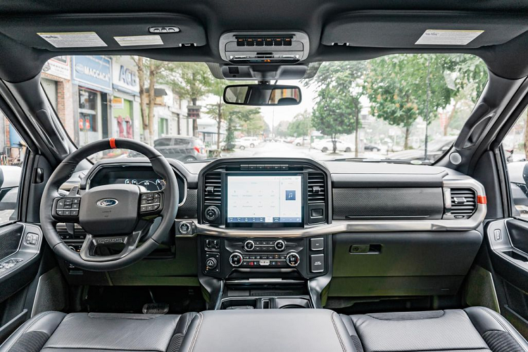 Ở phía sau, Ford F-150 Raptor 2022 có cụm đèn hậu LED và bệ bước chân cỡ lớn chắc chắn. Thùng xe tích hợp một ổ cắm điện 220 V rất tiện lợi cùng nút bấm đèn soi thùng xe vào ban đêm.