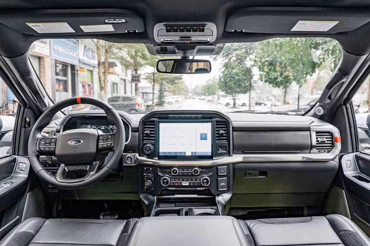 Ở phía sau, Ford F-150 Raptor 2022 có cụm đèn hậu LED và bệ bước chân cỡ lớn chắc chắn. Thùng xe tích hợp một ổ cắm điện 220 V rất tiện lợi cùng nút bấm đèn soi thùng xe vào ban đêm.