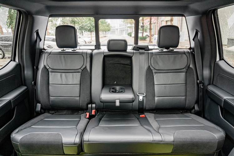 Trong khi đó, hàng ghế sau có chức năng sưởi ấm, khá hiện đại so với một mẫu bán tải. Một số trang bị đáng chú ý có thể kể đến trên xe gồm dàn âm thanh 18 loa công suất 1.080 watts của Bang &amp; Olufsen, điều hòa tự động 2 vùng độc lập, cửa sổ trời toàn toàn cảnh, hộc để đồ cỡ lớn, sạc điện thoại không dây. Chưa hết, xe còn có hệ thống thông tin giải trí SYNC 4 với giao diện mới mẻ, hiện đại hơn, tích hợp tính năng ra lệnh bằng giọng nói, điều hướng, định vị bản đồ.