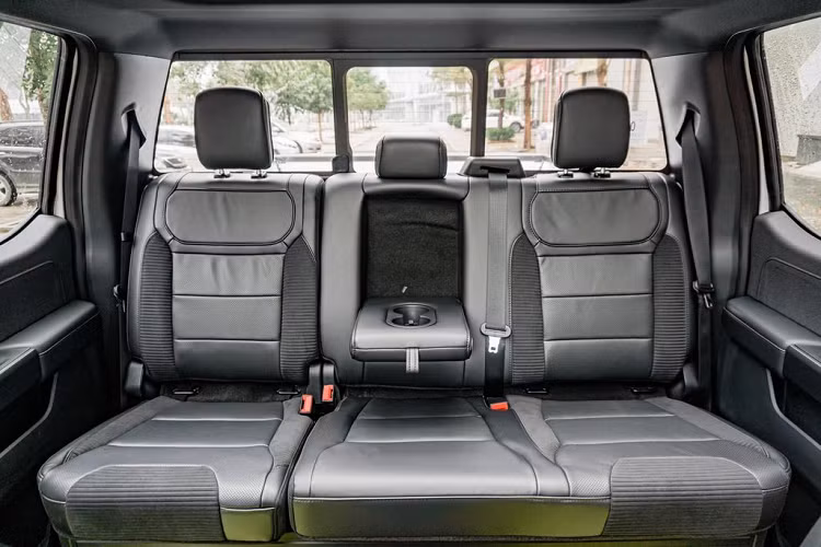 Trong khi đó, hàng ghế sau có chức năng sưởi ấm, khá hiện đại so với một mẫu bán tải. Một số trang bị đáng chú ý có thể kể đến trên xe gồm dàn âm thanh 18 loa công suất 1.080 watts của Bang &amp; Olufsen, điều hòa tự động 2 vùng độc lập, cửa sổ trời toàn toàn cảnh, hộc để đồ cỡ lớn, sạc điện thoại không dây. Chưa hết, xe còn có hệ thống thông tin giải trí SYNC 4 với giao diện mới mẻ, hiện đại hơn, tích hợp tính năng ra lệnh bằng giọng nói, điều hướng, định vị bản đồ.