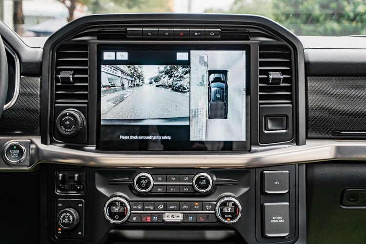 Bước vào trong cabin, nội thất của Ford F-150 Raptor 2022 không có quá nhiều thay đổi trong thiết kế. Vẫn là phong cách mạnh mẽ, hầm hố quen thuộc với các khu vực được bố trí rõ ràng. Tuy nhiên, Ford cũng đã điều chỉnh lại một vài chi tiết.